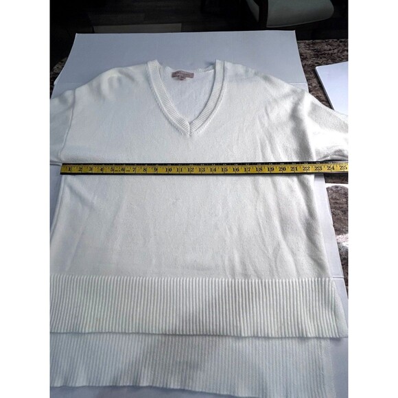 Philosophy by Republic Woman’s Size XL V-Neck White Sweater with Faux Fur Cuffs. - Picture 9 of 12